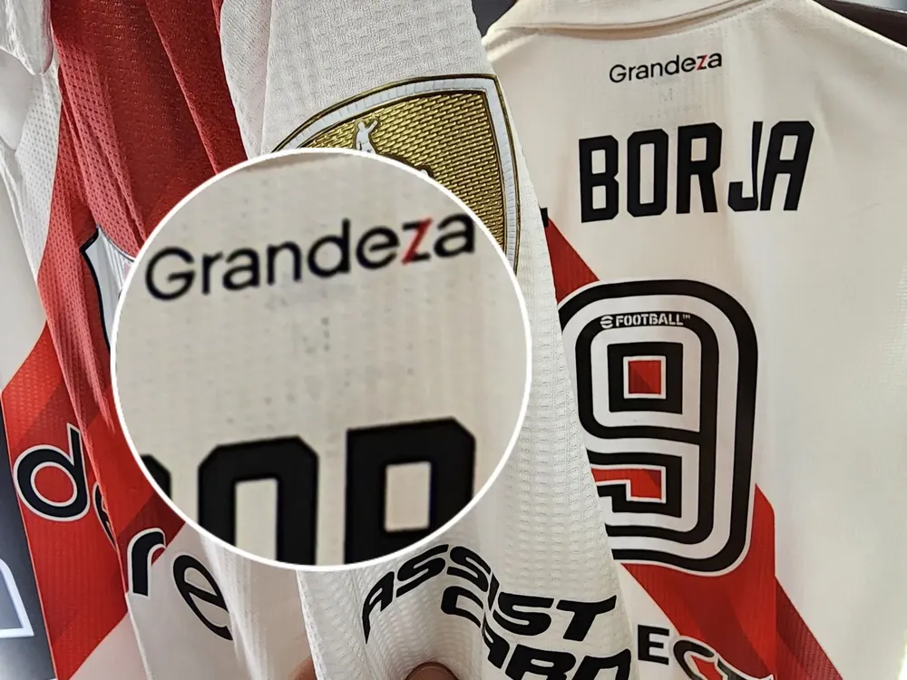 La 9 de Borja, talle medium ¿El delantero colombiano de 1,84 cm. y 89 kg.? También talle M. (Foto: River Plate)