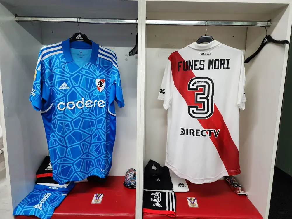 Las camisetas de Franco Armani y Ramiro Funes Mori.  El buzo del Pulpo donde se ve claramente el talle M en el interior del cuello y la casaca del Mellizo donde abajo del slogan "Grandeza" también se puede apreciar el talle. (Foto: River Plate)