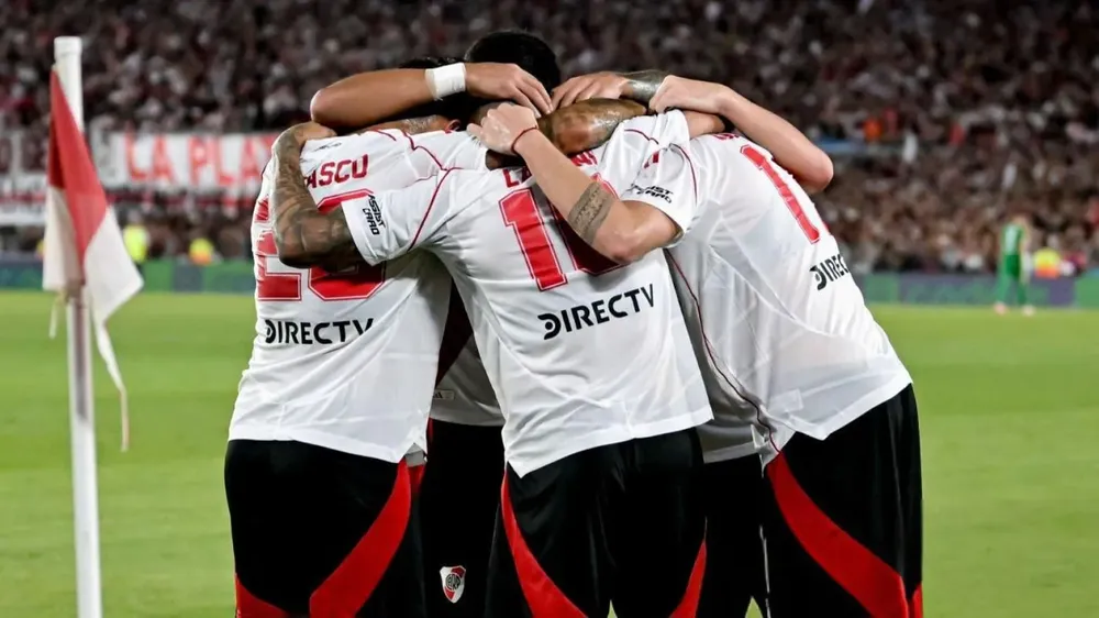 Equipo festejo gol River Monumental