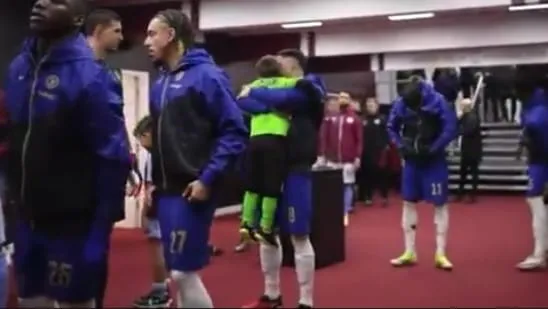 Enzo Fernández abrazo hijo Dibu Martínez