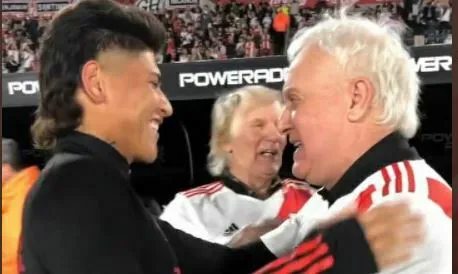 El gran abrazo del Beto Alonso a Carrascal