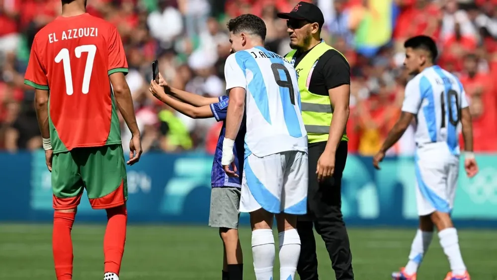 Julián Álvarez gesto chico Juegos Olímpicos Argen