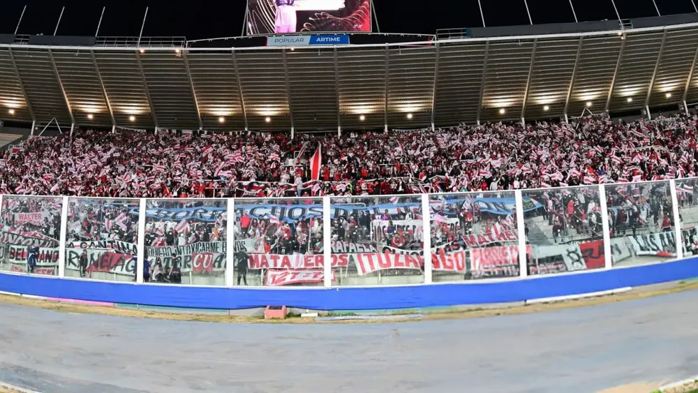 Hinchas tribuna River Plate Córdoba Mario Kempes estadio (Foto: Getty Images)