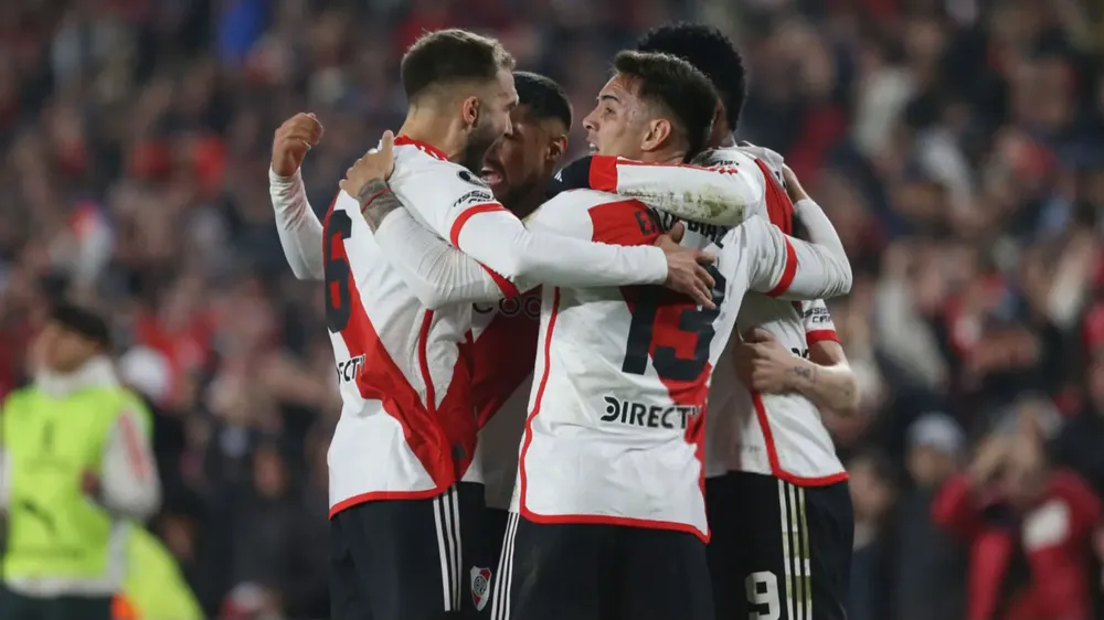 Abrazo festejo gol equipo River Monumental (Foto: Getty Images)