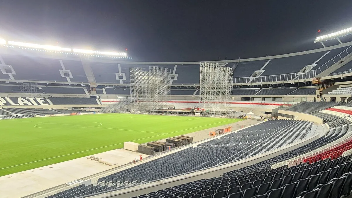 Montaje escenario River Monumental Paul McCartney (1)