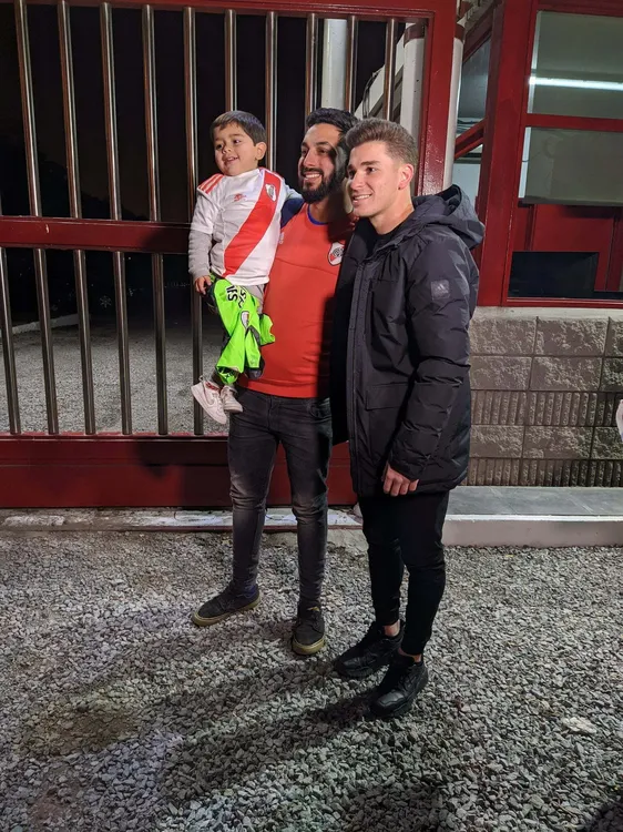 Cientos de hinchas fueron al River Camp a despedir a Julián Álvarez