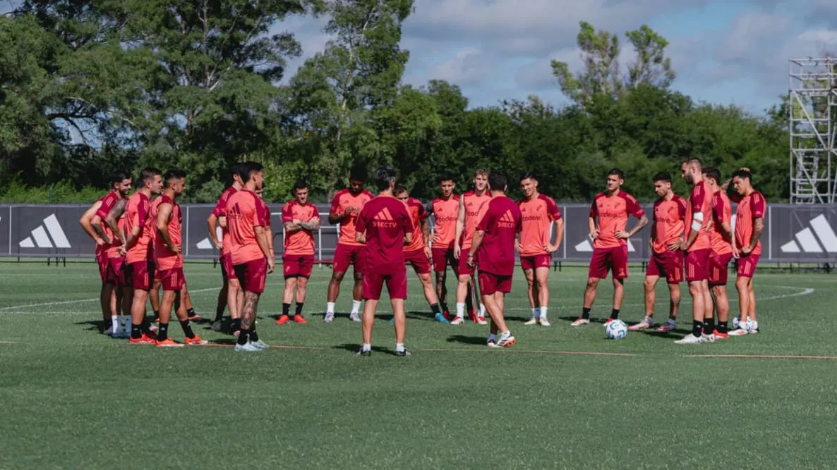Equipo formación entrenamiento River plantel Ezeiza 2025 (Foto: River Plate)