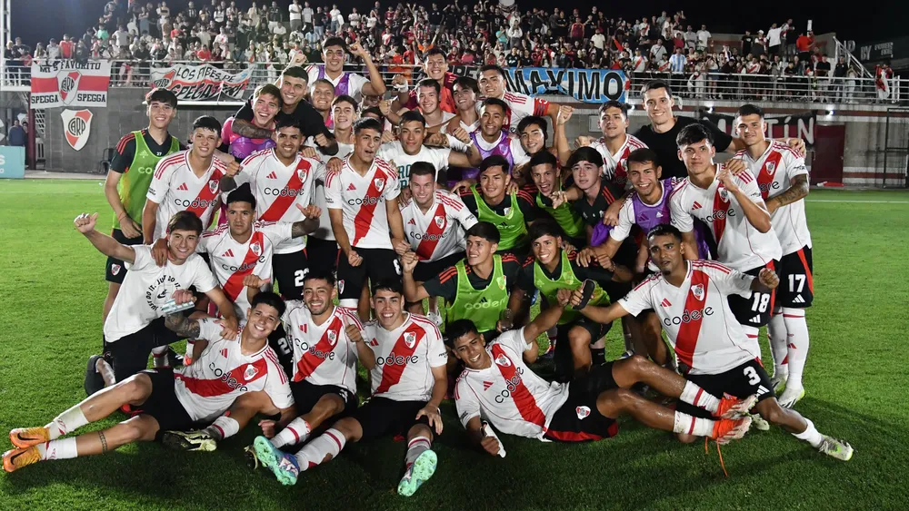 Equipo festejo Reserva River Ezeiza hinchada-1 (Foto: River Plate)
