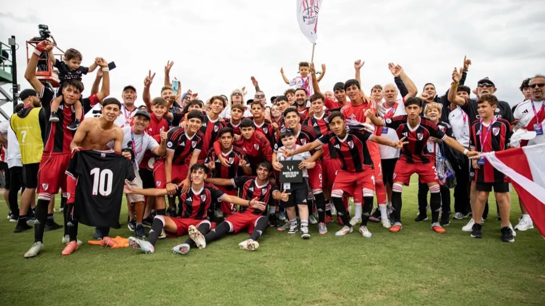 Equipo festejo inferiores River Messi Cup