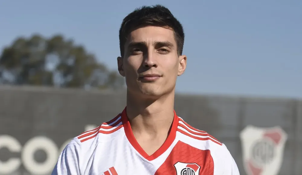 Federico Gattoni camiseta River presentación (Foto: River Plate)