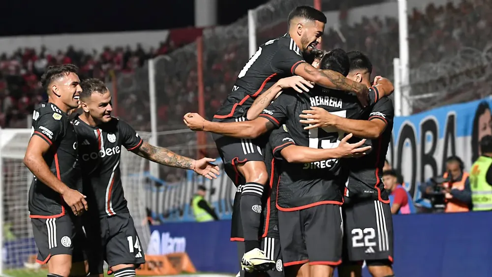 Equipo River festejos abrazo camiseta negra