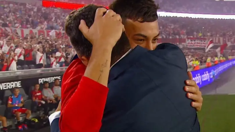 abrazo Marcelo Gallardo Matías padre hijo River Instituto Monumental (Foto: transmisión TNT Sports)