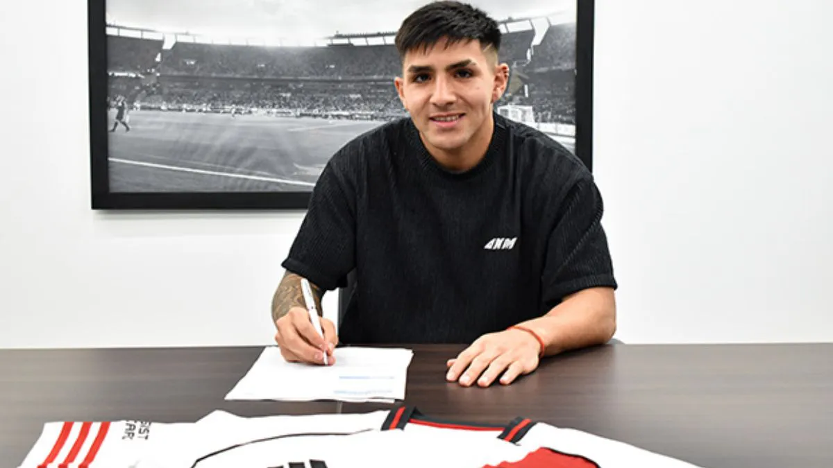 Joaquín Flores firmó la extensión de su contrato con River