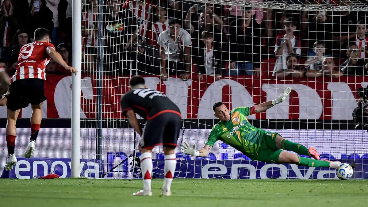 Franco Armani penal atajado Estudiantes (Getty Images)