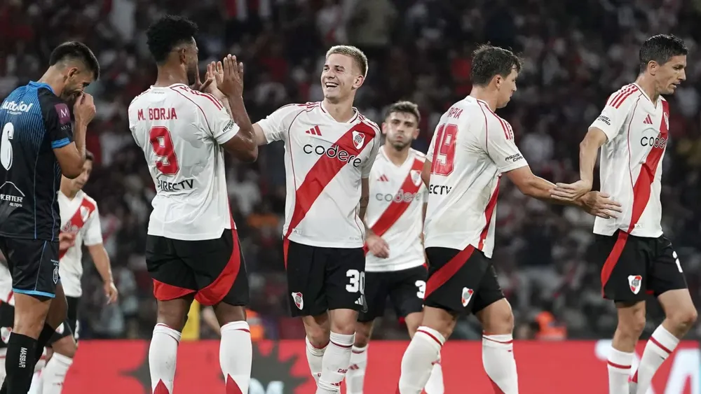 Festejo gol River Mastantuono equipo Ciudad Bolívar Copa Argentina