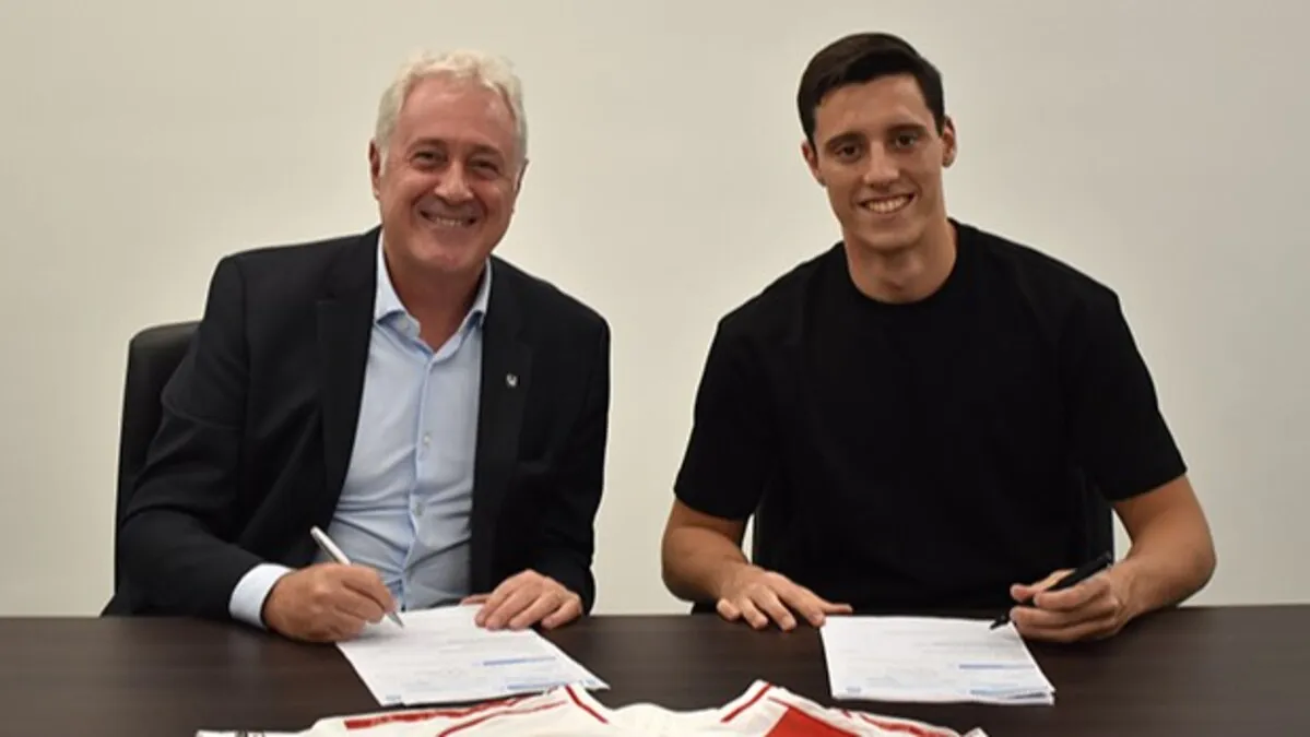 Foto renovación de contrato Santiago Beltrán Matías Patanian (1)