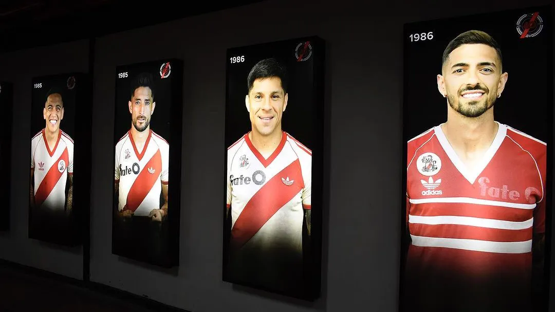 Los jugadores de River posando con las camisetas viejas (Foto: River Plate)