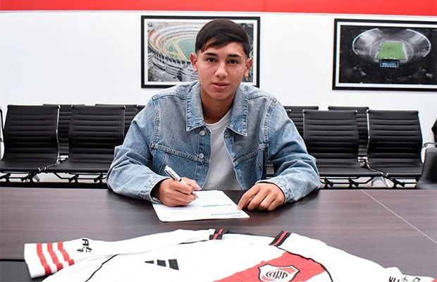 Firma de contrato Felipe López