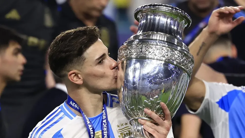 Beso Julián Álvarez Copa América 2024 Argentina