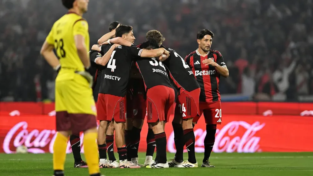 Equipo River festejo abrazo gol Córdoba