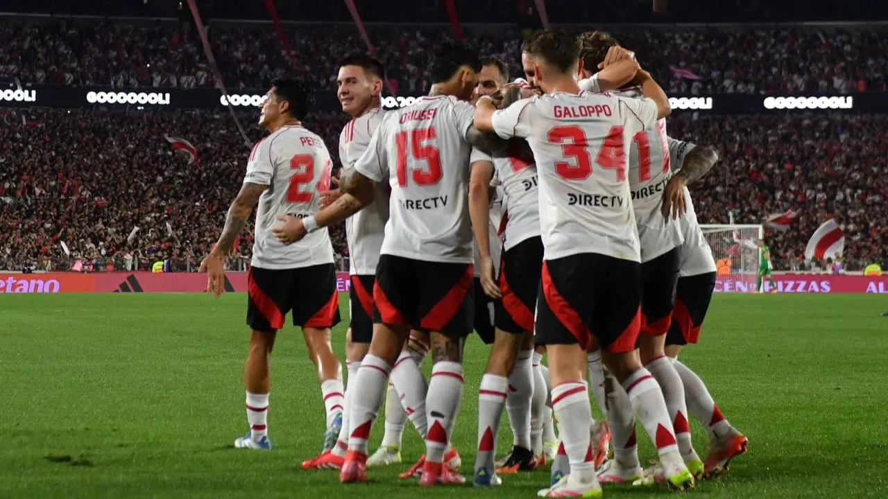 Equipo River festejo gol abrazo formación Monumental 