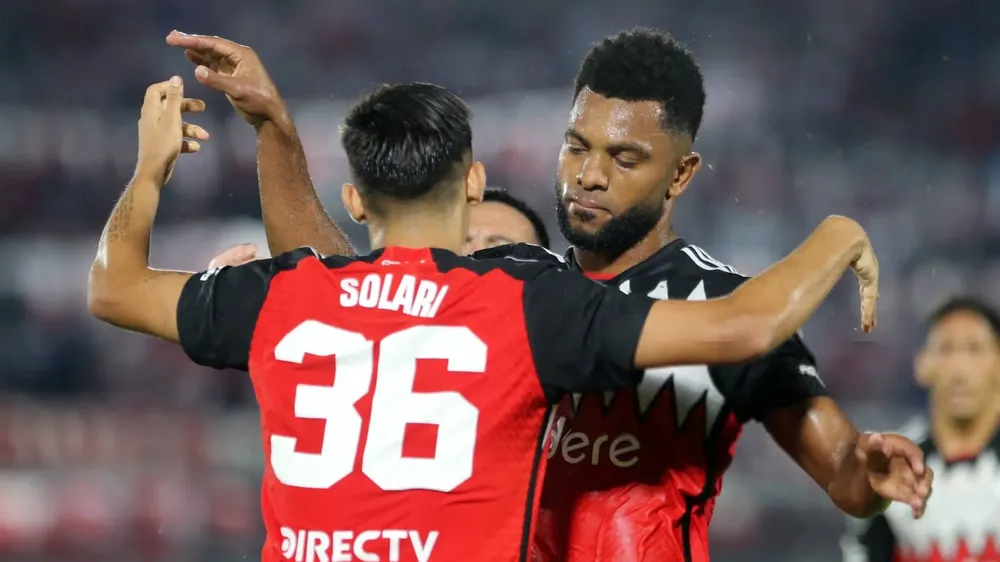 Abrazo Solari y Borja River