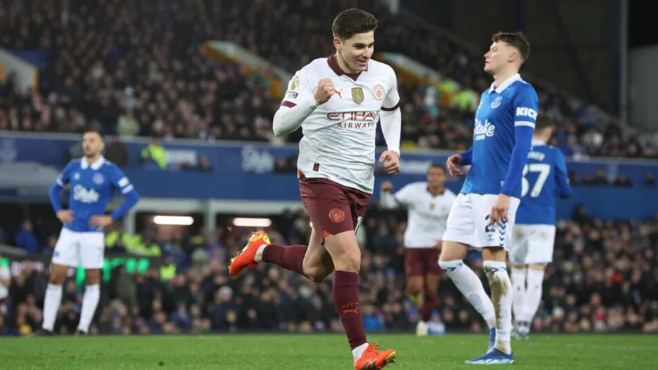Julián Álvarez Manchester City gol penal Everton
