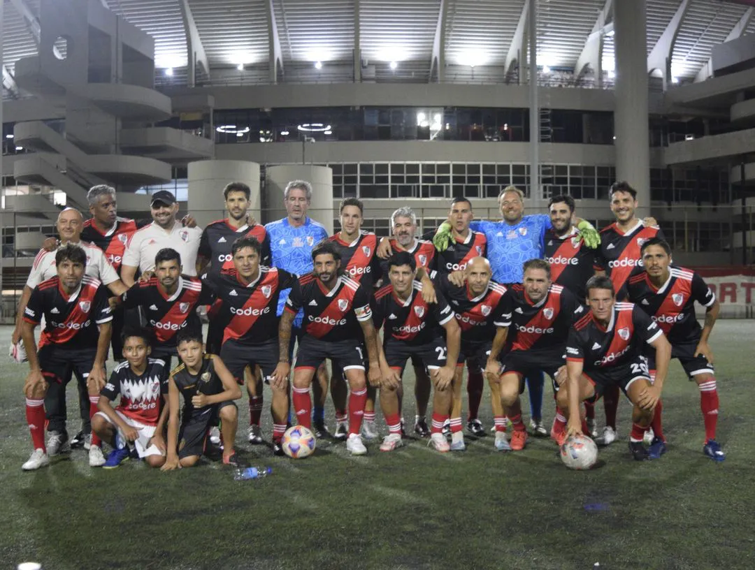 ¡Volvió+la+actividad+para+el+#FútbolSenior!++En+un+amistoso+de+pretemporada+disputado+en+la+cancha+auxiliar+del+Club,+River+igualó+1-1+frente+a+Deportivo+Merlo+con+un+gol+de+Federico+Lavallén. (1)