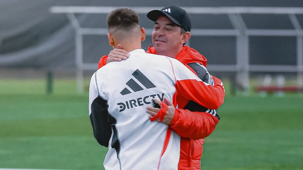 Abrazo Echeverri Gallardo River entrenamiento