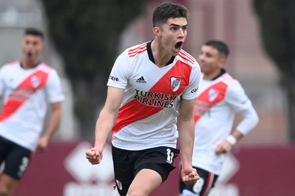 Panichelli fue presentado en el fútbol europeo