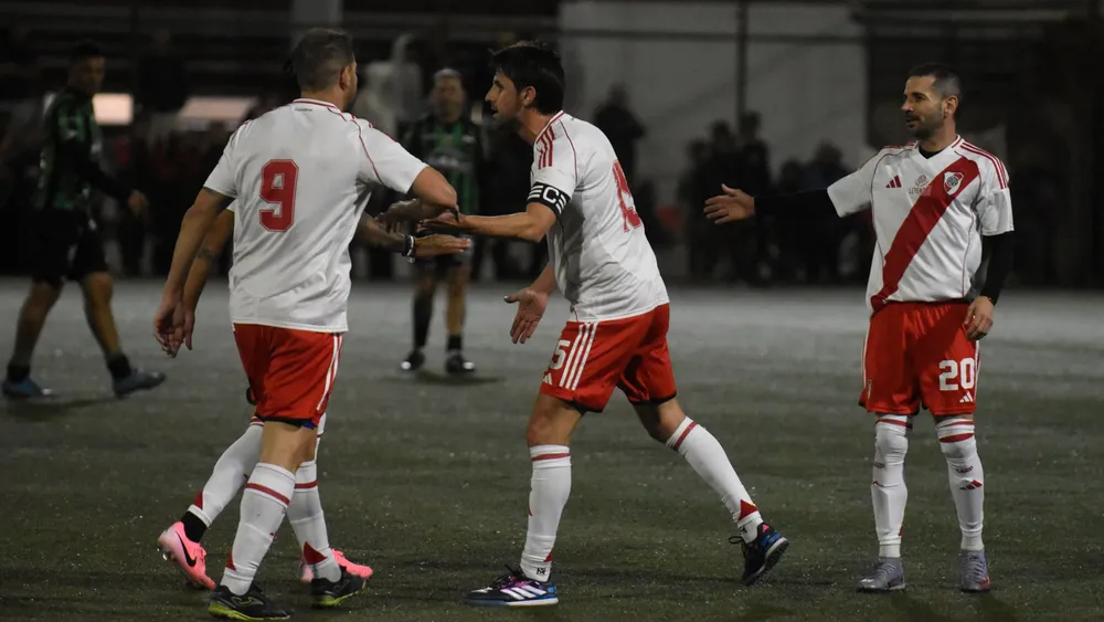 Equipo Senior abrazo festejo gol River (Foto: River Club)