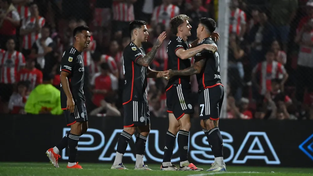 Equipo River festejo abrazo gol