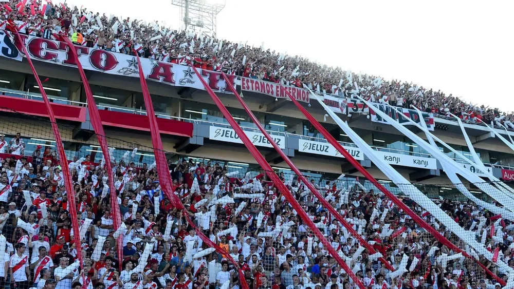 Hinchada River Plate en Avellaneda Independiente