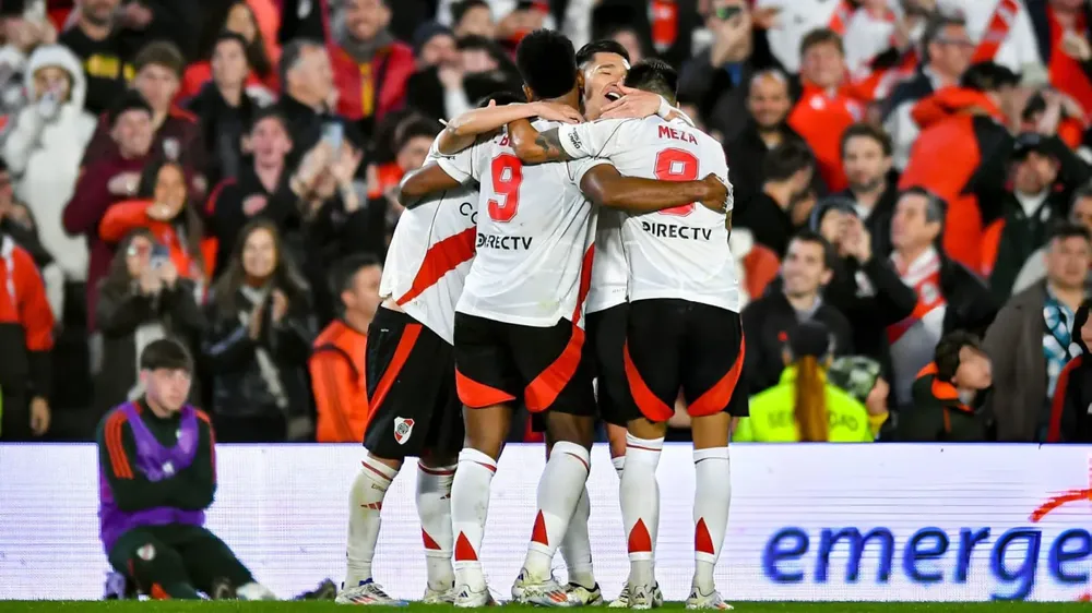 Equipo River Plate abrazo festejo gol Monumental