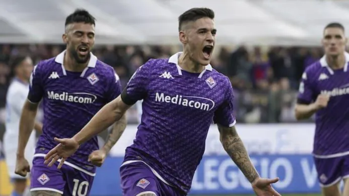 Martínez Quarta Fiorentina festejo gol
