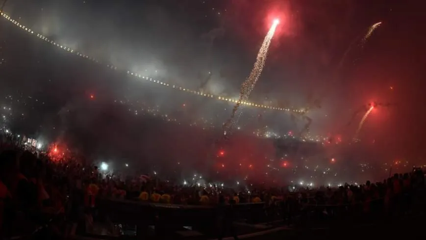 Hinchas River estadio Monumental bengalas recibimiento
