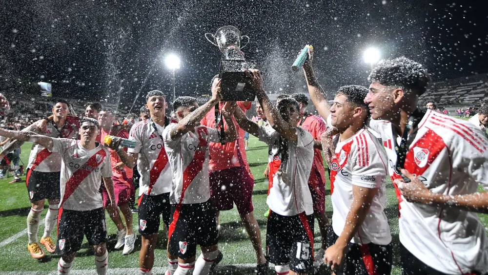 Festejo equipo Reserva River campeón