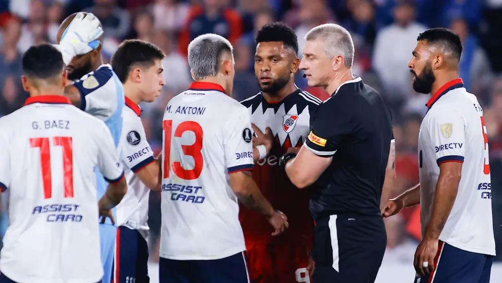 Miguel Borja contra el árbitro de River Nacional