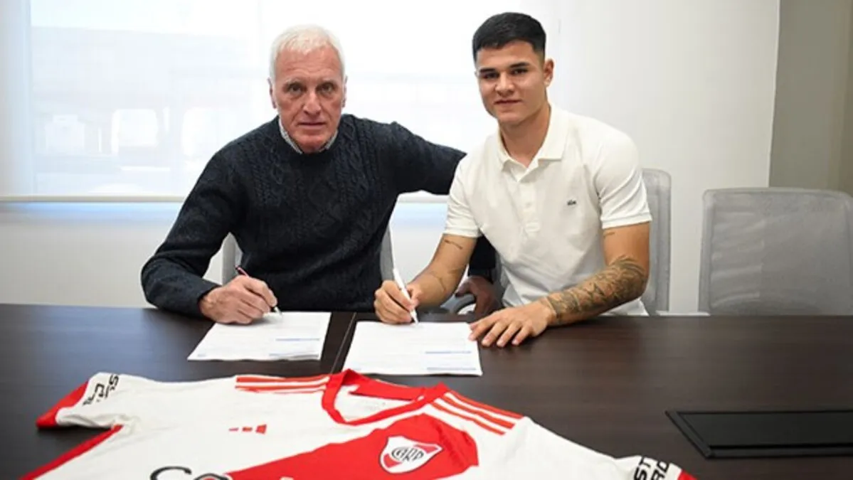 Jonás Luna firma contrato River (1)