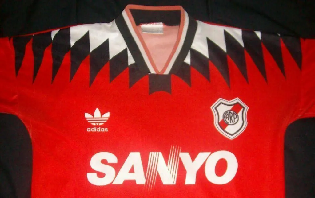 ¿Vuelve una histórica? La camiseta de River que reversionaría Adidas