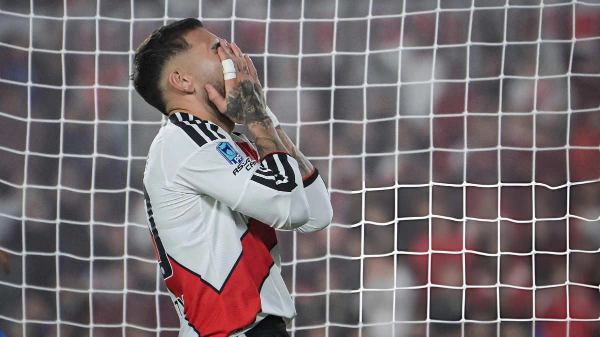 River, afuera de los puestos de las copas