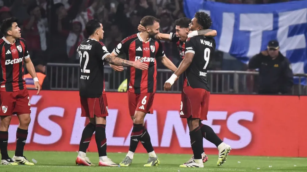Equipo festejo gol River grupo