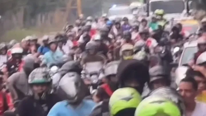 Video caravana hinchas Colombia Venezuela River