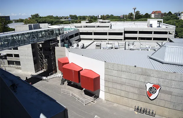 Estacionamiento River puente peatonal