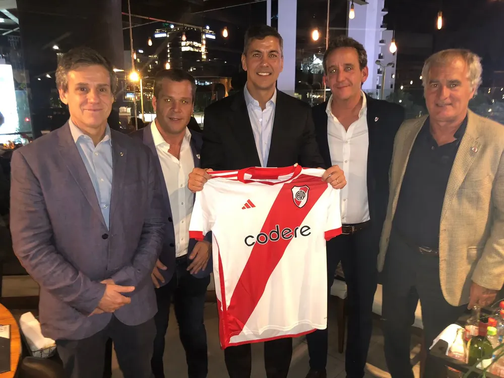 Presidente Paraguay Santiago Peña cena dirigentes River