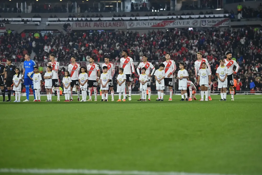 Formación equipo River estadio Monumental