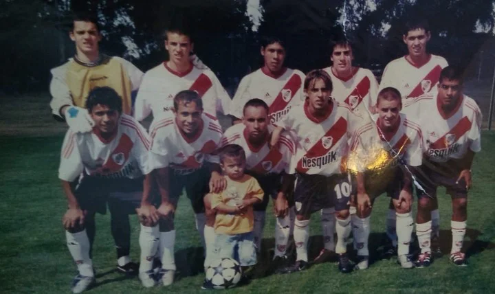 Thiago Almada chico camiseta River tío