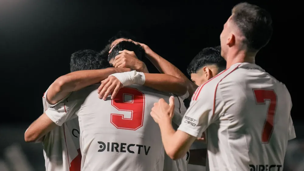 Equipo Reserva River festejo gol abrazo