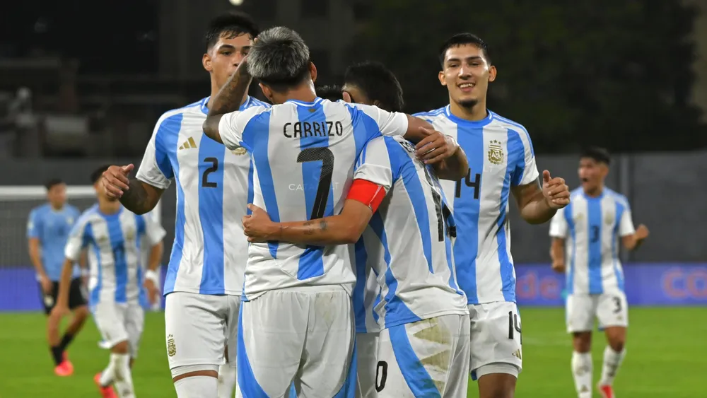 Abrazo festejo gol sub 20 Argentina Echeverri (Foto: Selección Argentina)