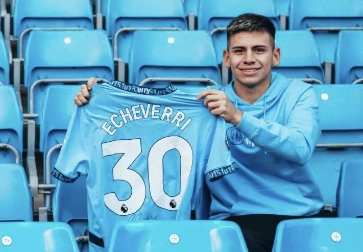 Claudio Echeverri fue presentado como nuevo jugador del Manchester City
